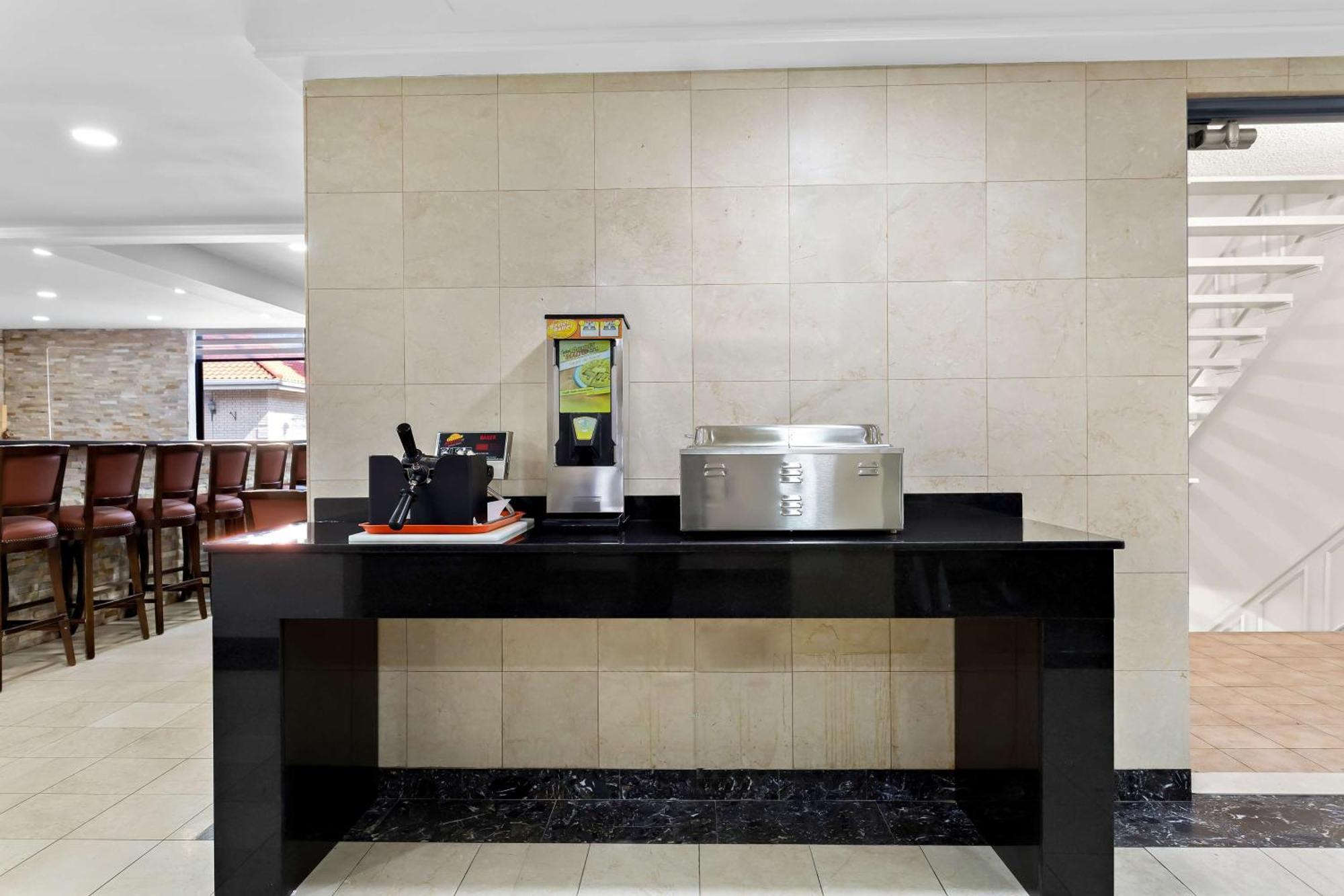 Surestay Plus By Best Western Windsor Exterior foto