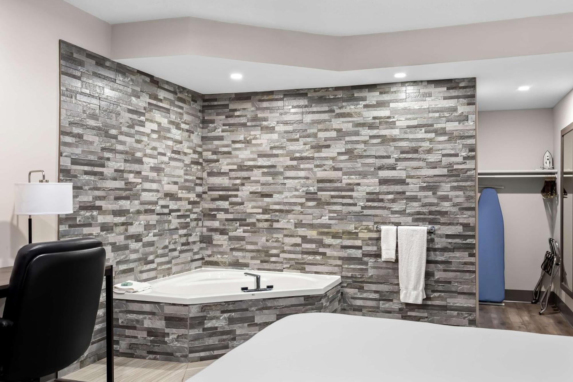 Surestay Plus By Best Western Windsor Exterior foto